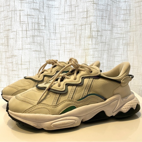 Adidas Ozweego ChalkWhite/AshSilver/Black Sneaker Womens size 7 - Picture 2 of 11